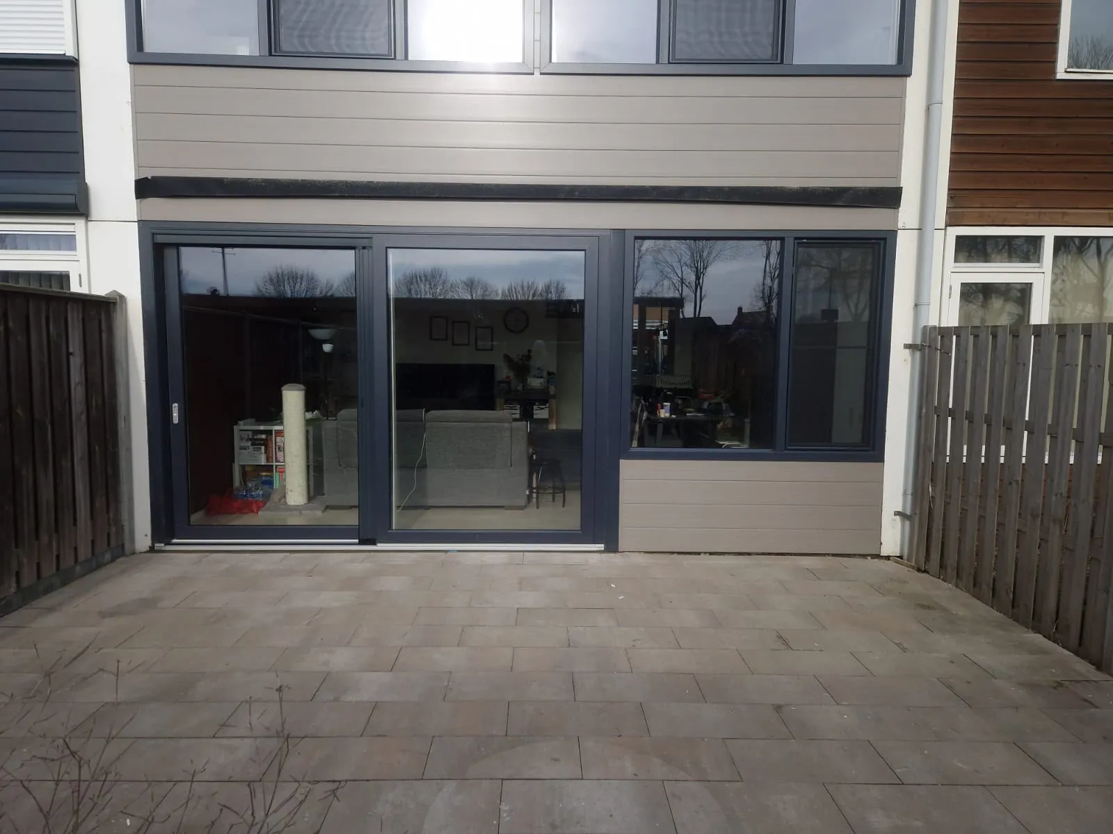 Achtergevel met grote antraciet schuifpui