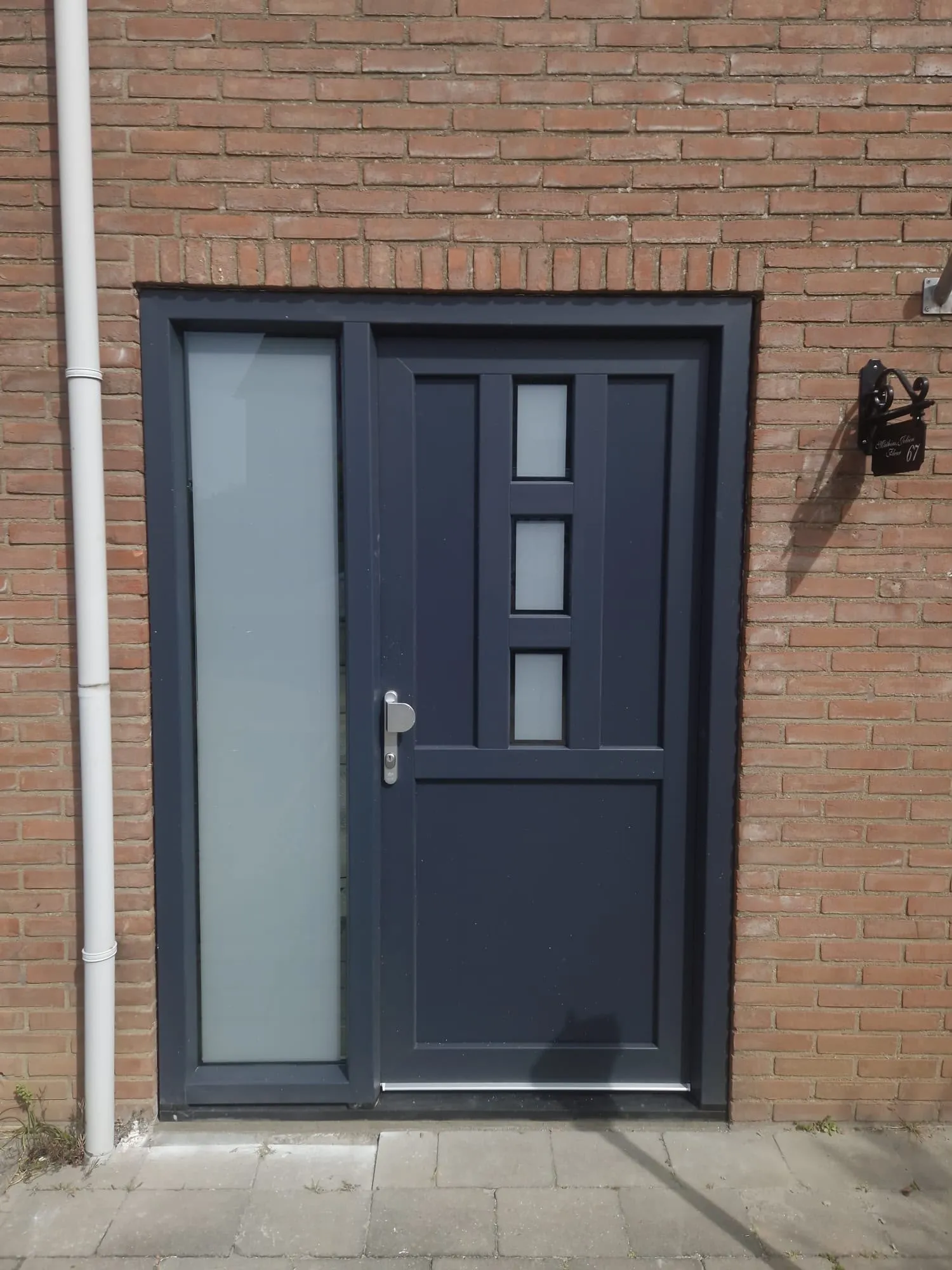 Antraciet voordeur met zijlicht in melkglas