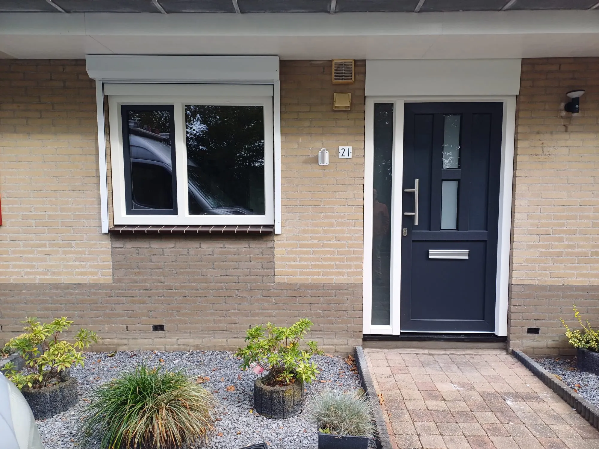 Voorgevel met nieuw raam, rolluikkast en voordeur